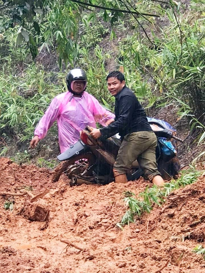 Các phương tiện rất khó khăn khi tham gia giao thông trên tuyến đường này. (Ảnh: Quang Thái/TTXVN)