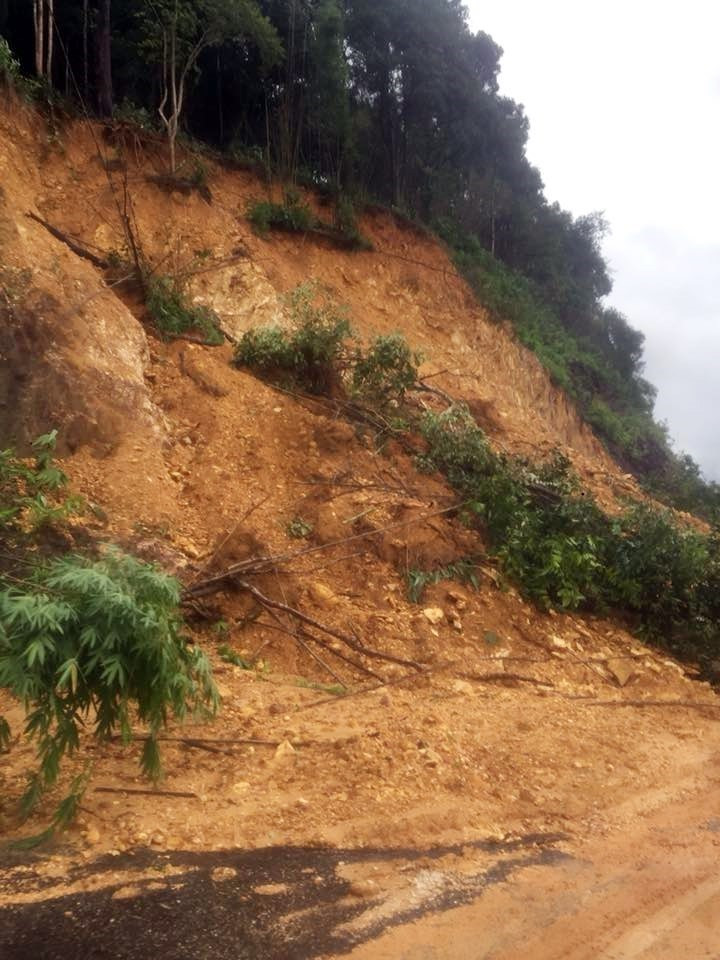 Các điểm sạt lở nghiêm trọng trên tuyến đường huyết mạch từ khu vực Cửa khẩu Quốc tế Bờ Y sang Lào. (Ảnh: Quang Thái/TTXVN)