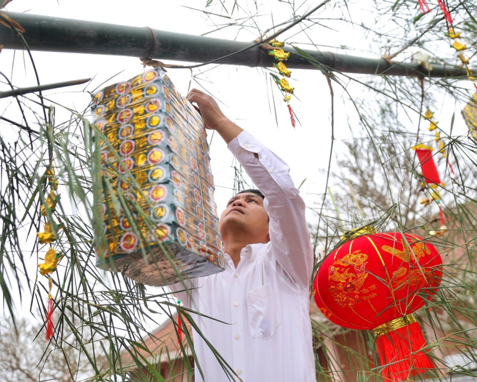 Trang trí cây nêu trước buổi lễ. (Ảnh: Tuấn Đức/TTXVN)