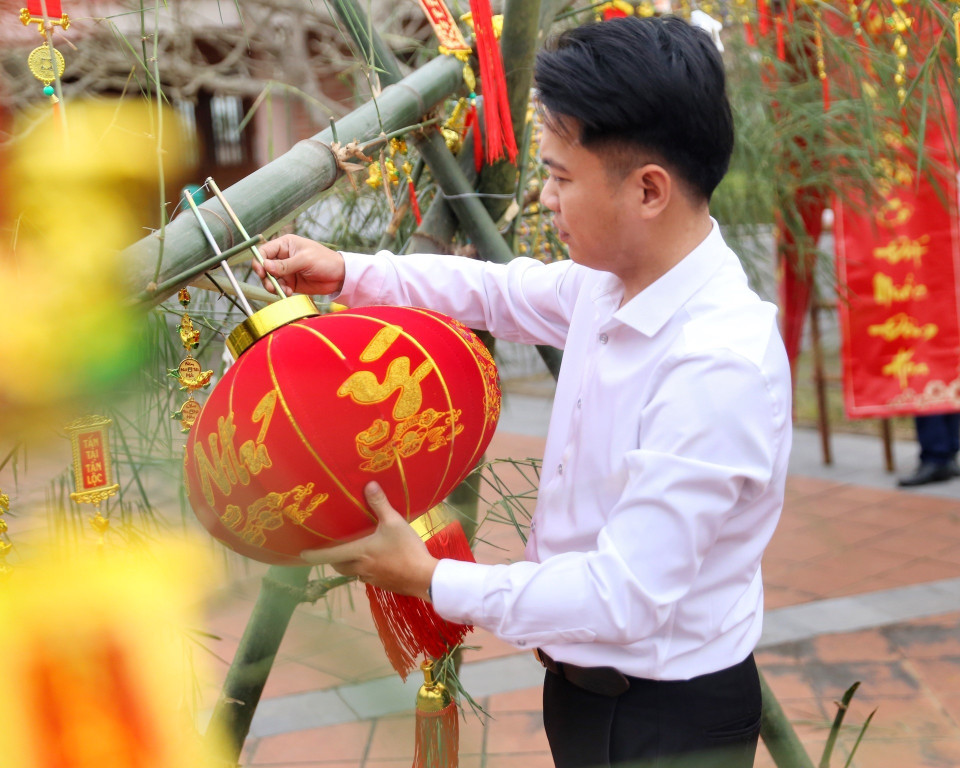 Trang trí cây nêu trước buổi lễ.(Ảnh: Tuấn Đức/TTXVN)