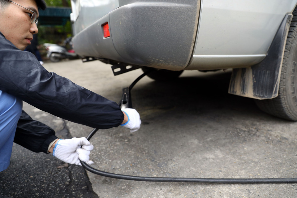 Kiểm tra khí thải của ôtô. (Ảnh: Huy Hùng/TTXVN)