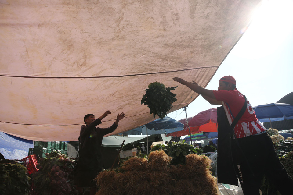 Central de Abasto hoạt động 24/7 trong đó ban đêm chủ yếu dành cho công tác hậu cần như vận chuyến hàng hóa, sơ chế, cấp đông, và ban ngày dành cho việc kinh doanh buôn bán.(Ảnh: Vietnam+)