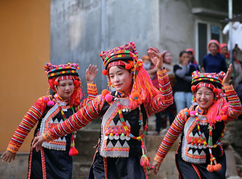 Ngoài phản ảnh về đời sống hiện thực, nhiều điệu múa được sáng tạo từ lời hát ru con, hoặc thể hiện tình cảm lứa đôi... (Ảnh: Quý Trung/TTXVN)