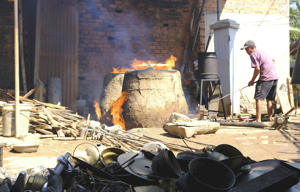 Người làm nghề bên lò nung nhiệt độ cao. (Ảnh: Đặng Tuấn/TTXVN)