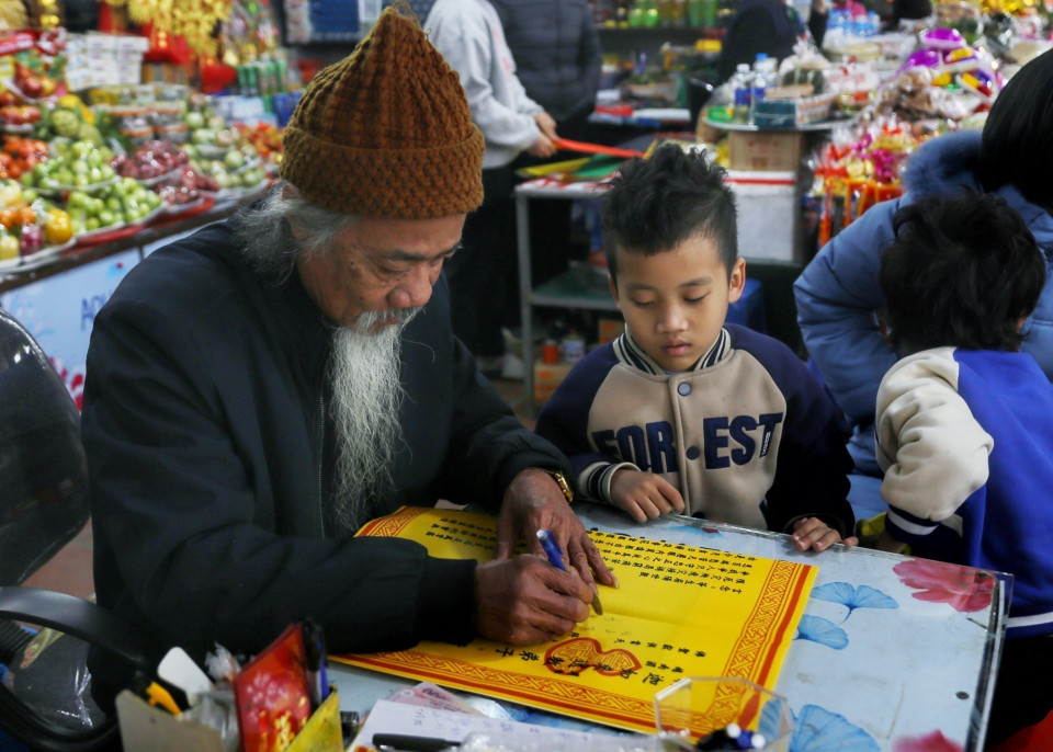 Xin sớ đầu năm tại phủ Tây Hồ.(Ảnh: Tuấn Đức/TTXVN)