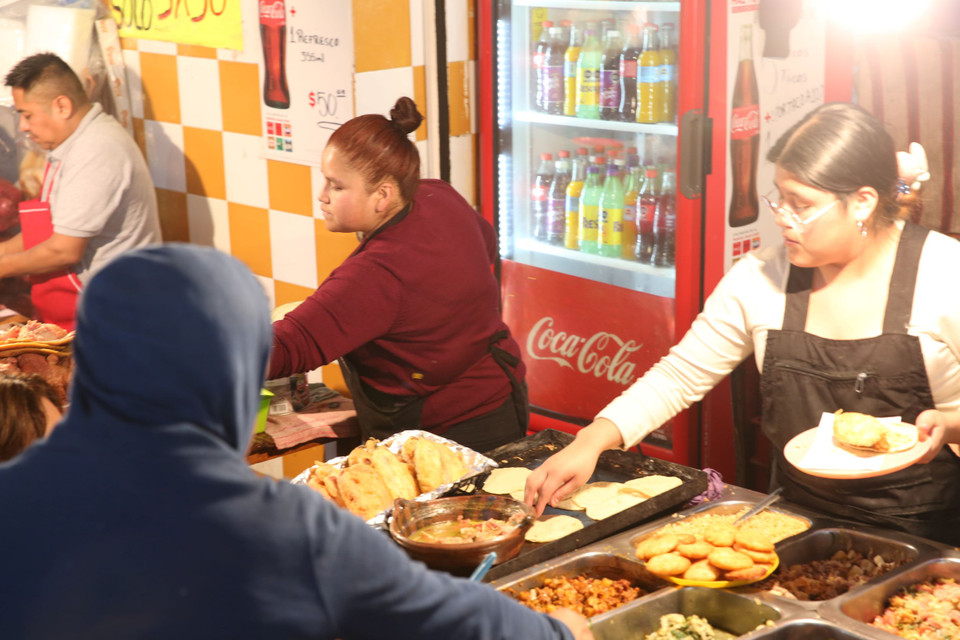 Central de Abasto bao gồm nhiều gian hàng bán đồ ăn sẵn phục vụ cho thương nhân tại chợ cũng như thương lái đến mua hàng. (Ảnh: Vietnam+)