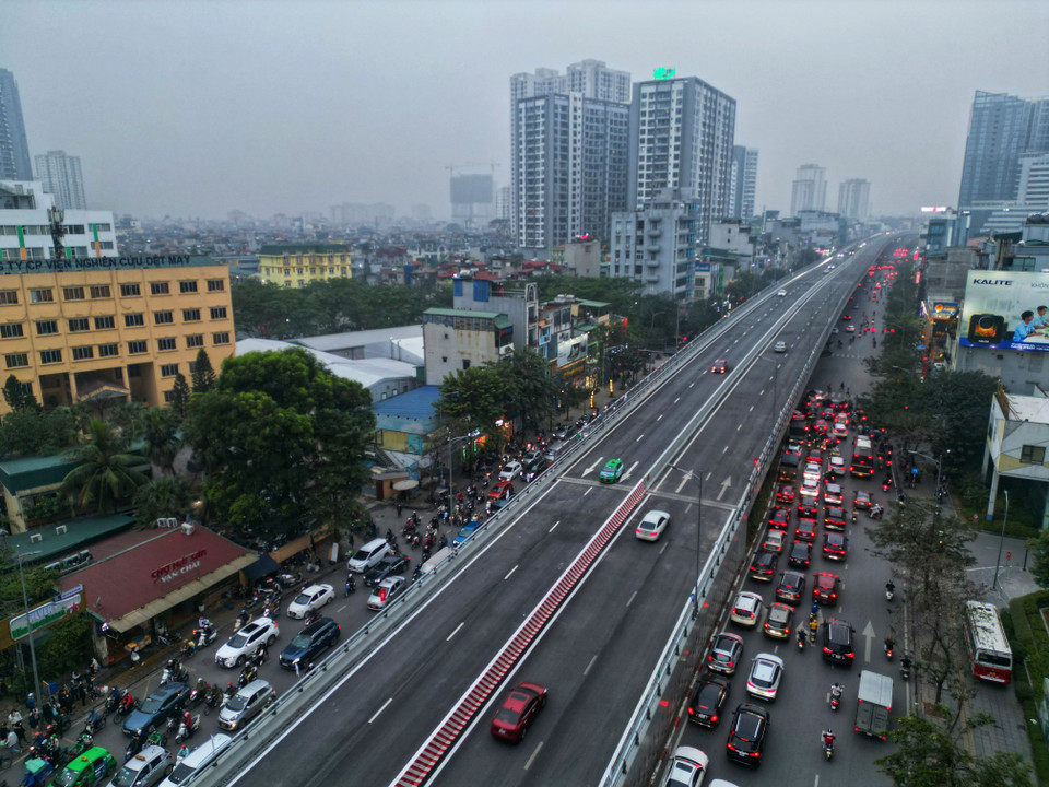  Các phương tiện di chuyển chậm trước đoạn đường vào khu vực khu đô thị Time City. (Ảnh: Tuấn Anh/TTXVN)