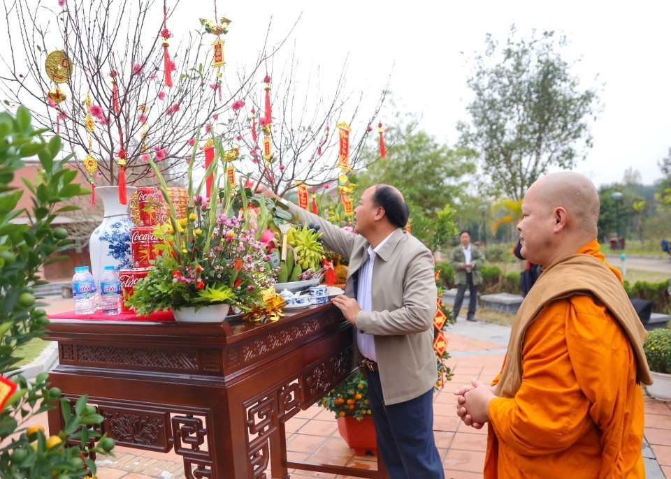 Các đại biểu dâng hương tại buổi lễ. (Ảnh: Tuấn Đức/TTXVN)