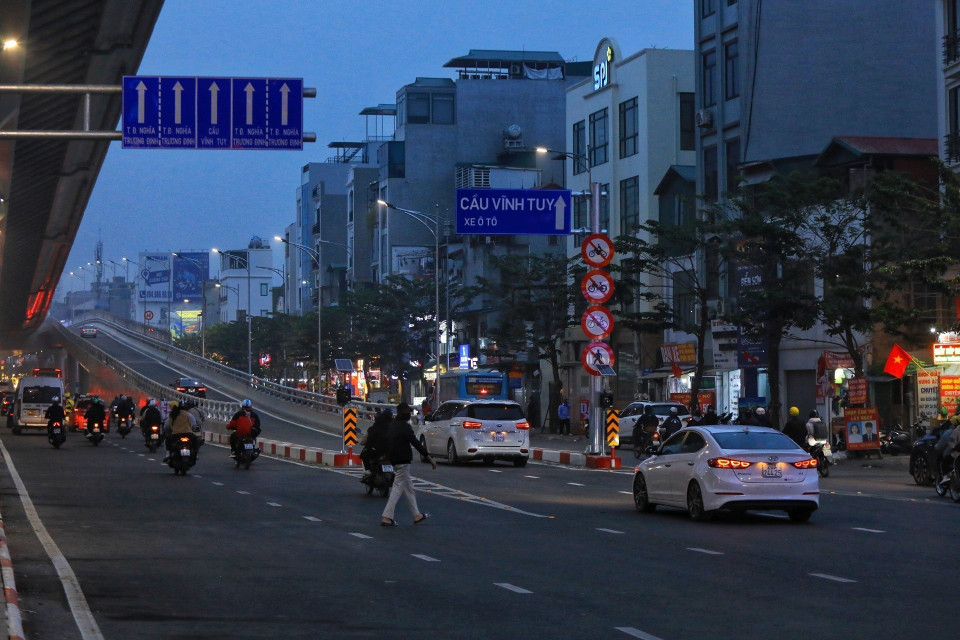  Lối lên đường vành đai 2 trên cao, đoạn Vĩnh Tuy - Ngã Tư Vọng đã thông thoáng hơn. (Ảnh: Tuấn Anh/TTXVN)