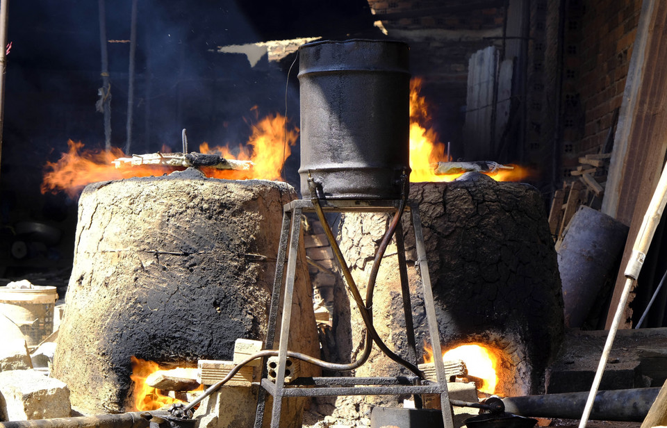 Giáp Tết là cao điểm của vụ sản xuất các sản phẩm đúc đồng. (Ảnh: Đặng Tuấn/TTXVN)