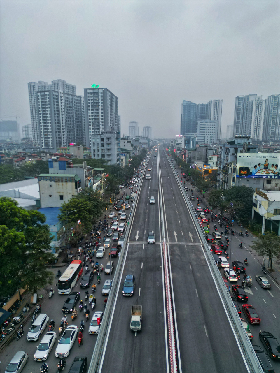 Các phương tiện di chuyển chậm trước đoạn đường vào khu vực khu đô thị Time City. (Ảnh: Tuấn Anh/TTXVN)
