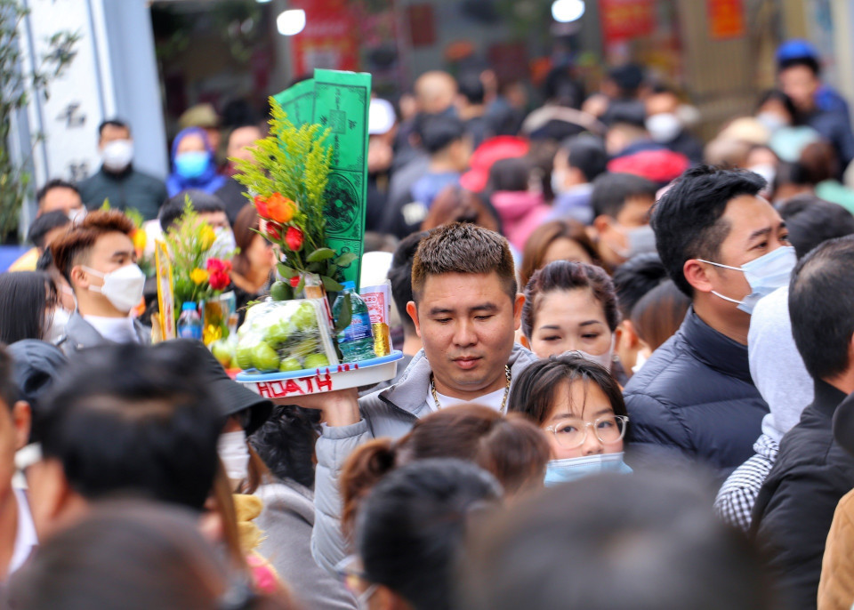 Nhiều người dâng lễ bị kẹt trong biển người. (Ảnh: Tuấn Đức/TTXVN)