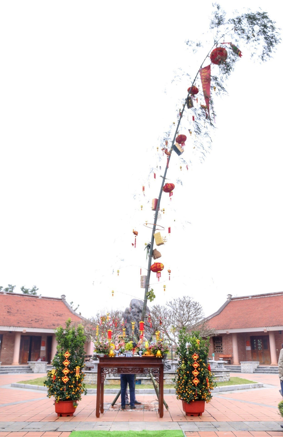 Ngọn nêu vươn cao, mang theo ước vọng về một năm mới bình yên, hạnh phúc, thuận hòa tại Ngôi nhà chung của 54 dân tộc anh em. (Ảnh: Tuấn Đức/TTXVN)