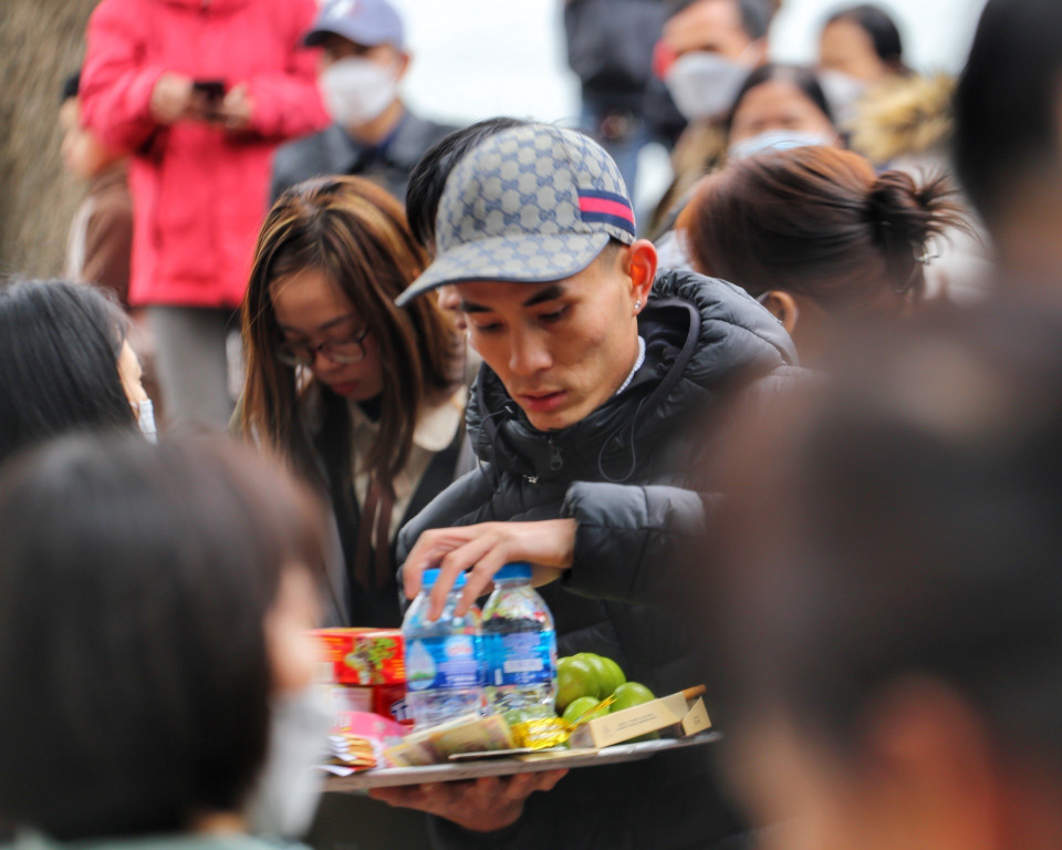 Người dân dâng lễ tại phủ Tây Hồ.(Ảnh: Tuấn Đức/TTXVN)