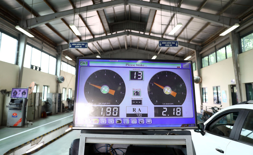 Bảng kiểm tra thông số của phanh xe. (Ảnh: Huy Hùng/TTXVN)