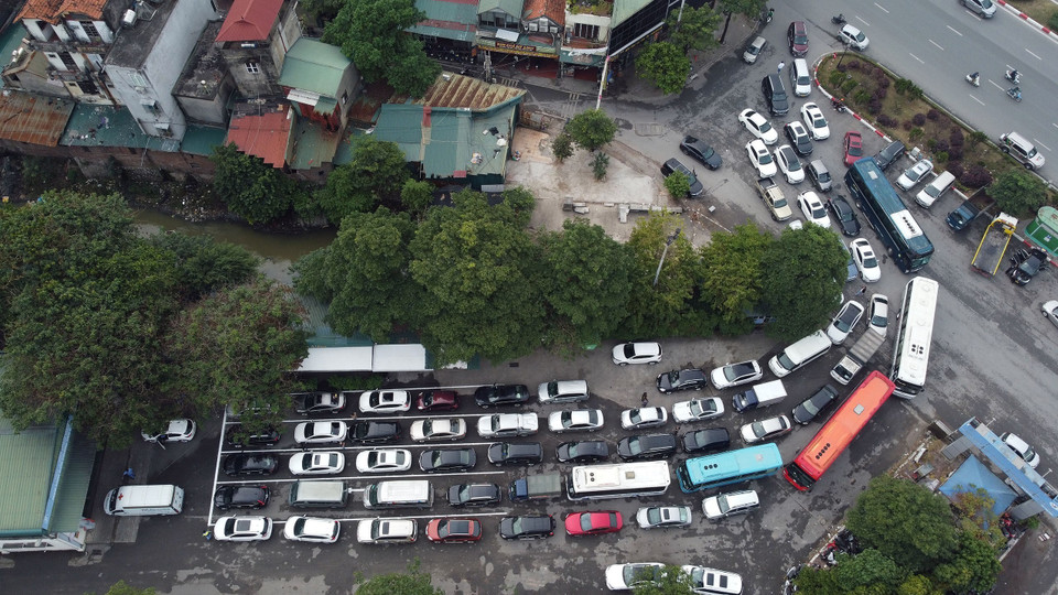 Ôtô phải xếp hàng từ 3 tới 4 xe kéo dài từ trong trung tâm tới ngoài đường Lê Quang Đạo. (Ảnh: Huy Hùng/TTXVN)