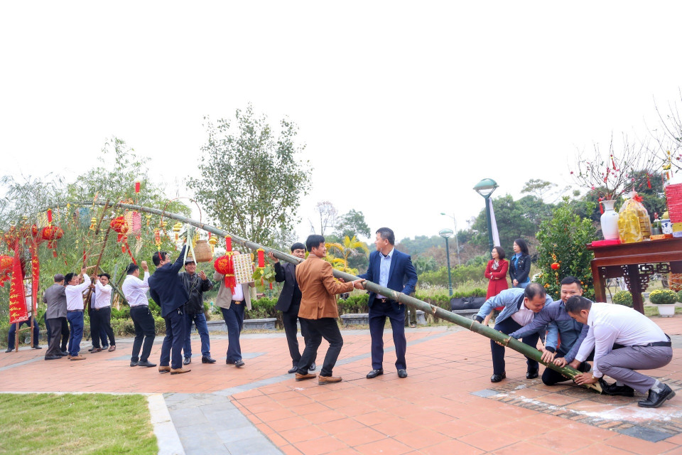 Nghi thức dựng cây nêu ngày Tết. (Ảnh: Tuấn Đức/TTXVN)