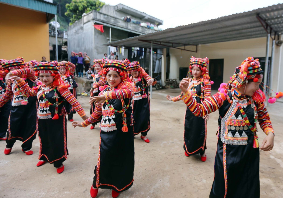 Người Hà Nhì có nhiều điệu dân vũ phong phú, đặc sắc mang bản sắc riêng. (Ảnh: Quý Trung/TTXVN)