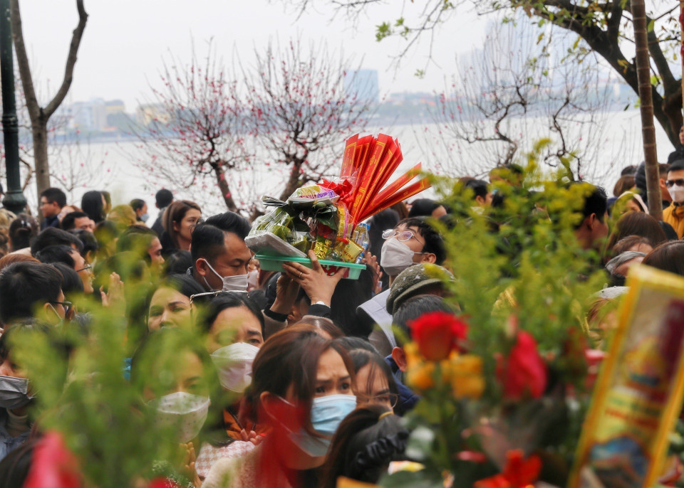 Nhiều người dâng lễ bị kẹt trong biển người.(Ảnh: Tuấn Đức/TTXVN)