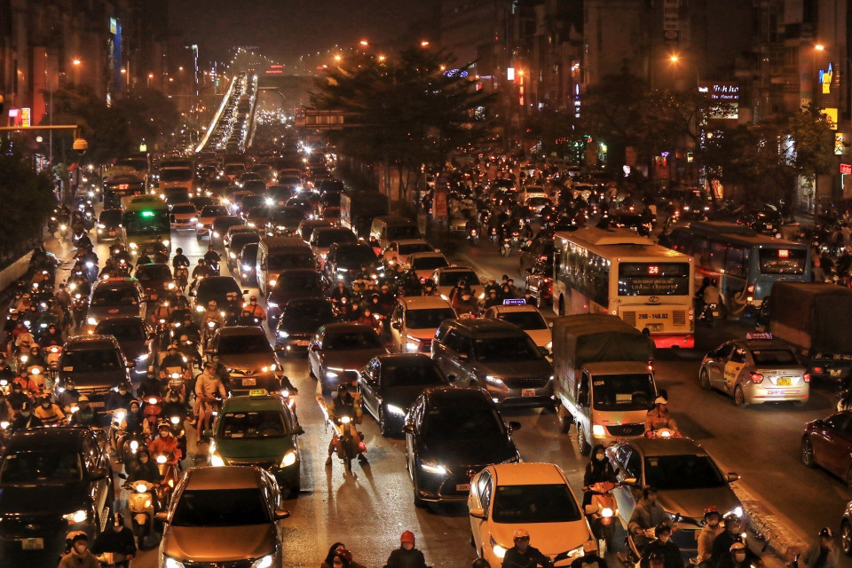 Các phương tiện di chuyển chậm tại đường Vành đai 2 trên cao, đoạn Trường Chinh - Ngã Tư Sở. (Ảnh: Tuấn Anh/TTXVN)