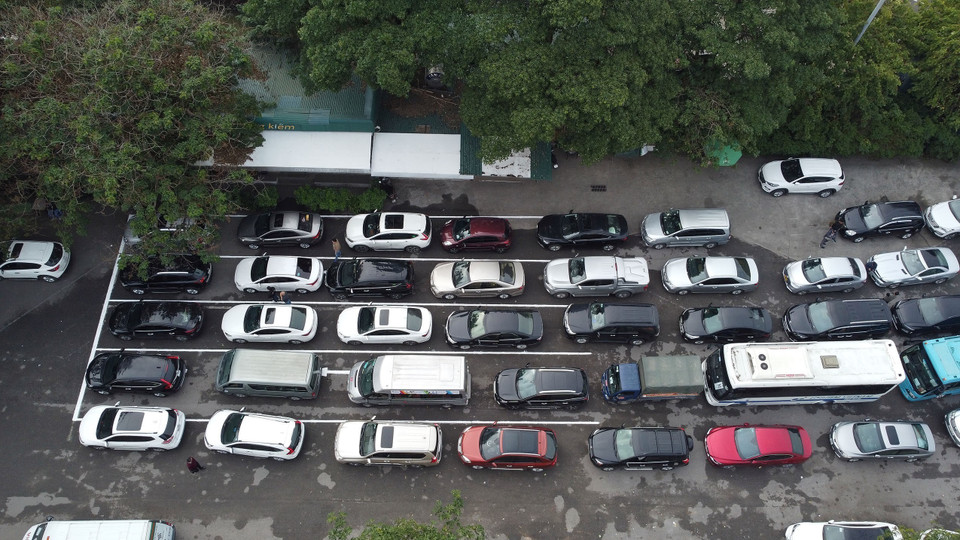Ôtô phải xếp hàng từ 3 tới 4 xe kéo dài từ trong trung tâm tới ngoài đường Lê Quang Đạo. (Ảnh: Huy Hùng/TTXVN)
