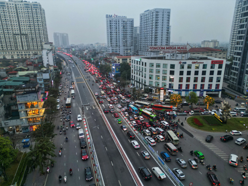  Các phương tiện di chuyển chậm trước đoạn đường vào khu vực khu đô thị Time City. (Ảnh: Tuấn Anh/TTXVN)