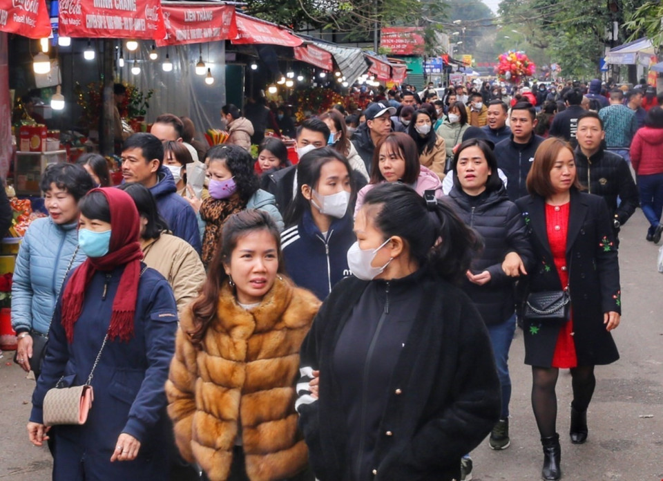 Người dân dâng lễ tại phủ Tây Hồ.(Ảnh: Tuấn Đức/TTXVN)