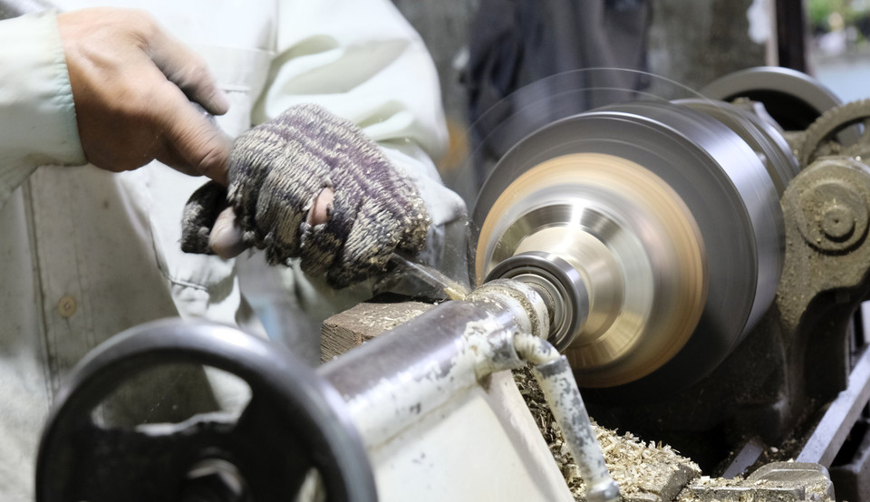 Hiện nay gia công sản phẩm được hỗ trợ bằng máy móc.(Ảnh: Đặng Tuấn/TTXVN)