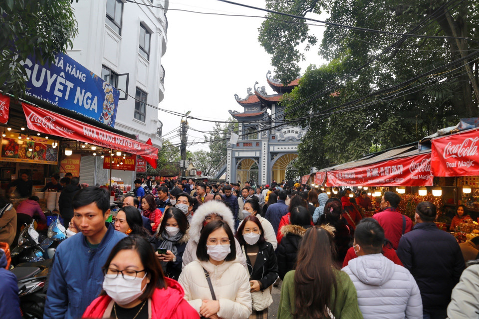 Nhiều người dâng lễ bị kẹt trong biển người.(Ảnh: Tuấn Đức/TTXVN)