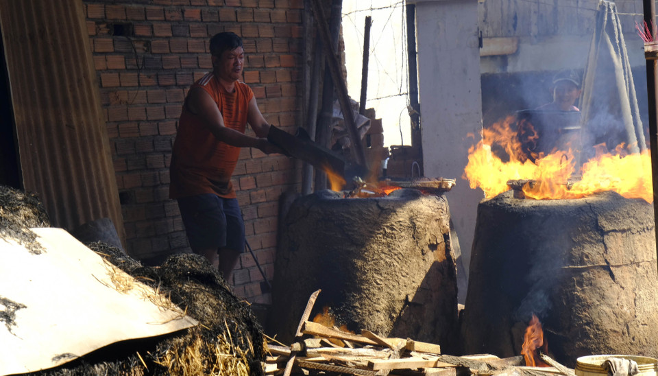 Đưa đồng vào lò nung với nhiệt độ cao.(Ảnh: Đặng Tuấn/TTXVN)