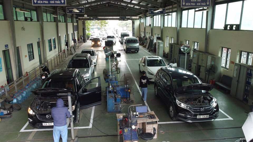 Thời gian đăng kiểm trung bình mỗi xe khoảng 30 phút, mỗi lượt 2 xe. (Ảnh: Huy Hùng/TTXVN)