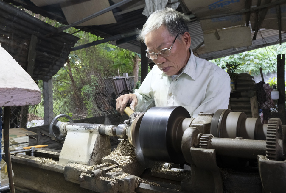 Người dân thực hiện gia công mài, đánh bóng sản phẩm. (Ảnh: Đặng Tuấn/TTXVN)