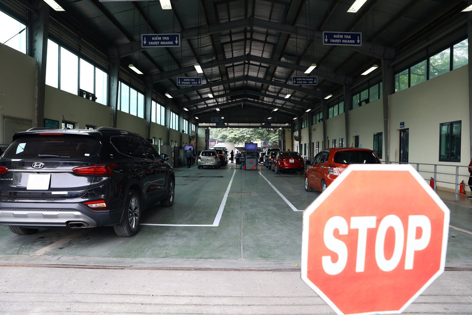 Tại Trung tâm Đăng kiểm 29-03 tỷ lệ xe không đạt thường là 8-10%, chủ yếu là các lỗi lắp thêm giá nóc, cản va hoặc chế thêm đèn LED, mâm (vành), lắp thêm ghế cho xe Van. (Ảnh: Huy Hùng/TTXVN)