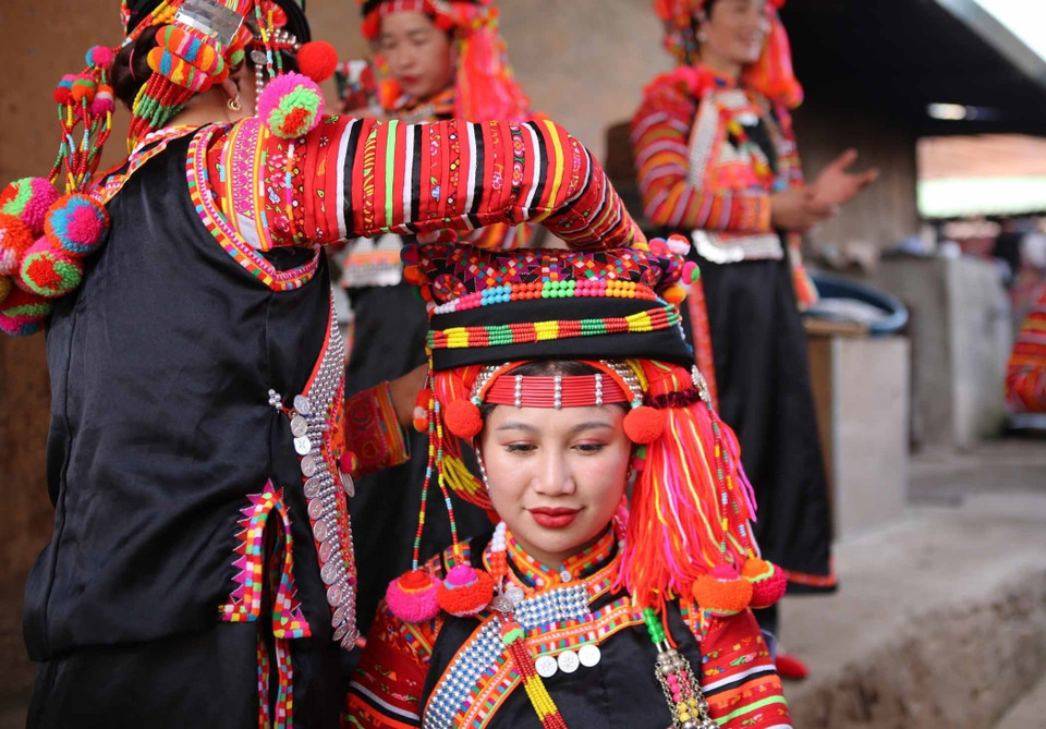 Trang phục người Hà Nhì được thiết kế cầu kỳ, màu sắc rực rỡ và có giá từ 8-10 triệu đồng. (Ảnh: Quý Trung/TTXVN)