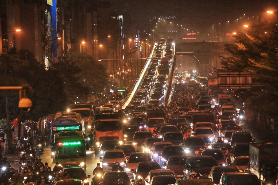 Các phương tiện di chuyển chậm tại đường Vành đai 2 trên cao, đoạn Trường Chinh - Ngã Tư Sở. (Ảnh: Tuấn Anh/TTXVN)
