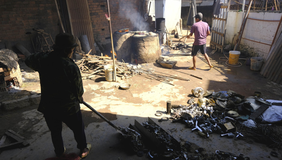 Tái chế đồng nát thành sản phẩm bằng nghề truyền thống 200 năm.(Ảnh: Đặng Tuấn/TTXVN)