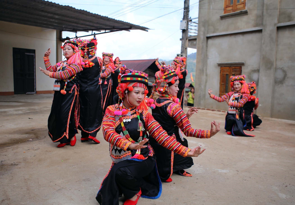 Những điệu múa được sáng tạo từ thực tiễn cuộc sống lao động của tộc người Hà Nhì. (Ảnh: Quý Trung/TTXVN)