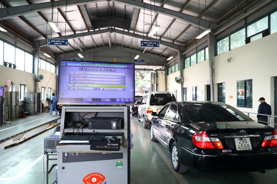 Xe vào đăng kiểm phải trải qua các công đoạn kiểm tra như khung gầm, khí thải, cường độ ánh sáng đèn. (Ảnh: Huy Hùng/TTXVN)