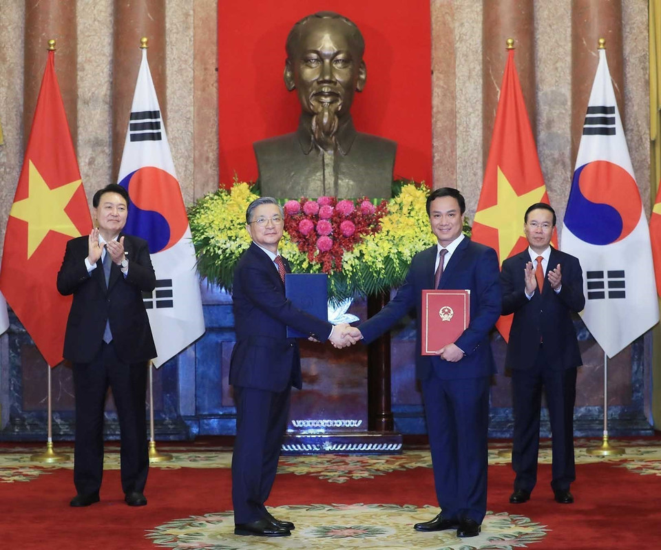 Chủ tịch nước Võ Văn Thưởng và Tổng thống Hàn Quốc Yoon Suk Yeol chứng kiến Lễ trao Bản ghi nhớ giữa Ủy ban nhân dân tỉnh Hải Dương và Công ty Nhà ở và Đất đai Hàn Quốc về Chương trình Đối tác Tăng trưởng Đô thị. (Ảnh: Thống Nhất/TTXVN)