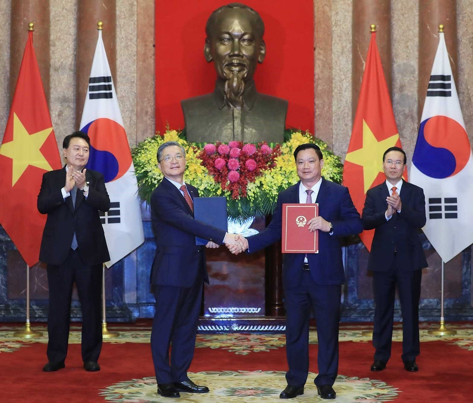 Chủ tịch nước Võ Văn Thưởng và Tổng thống Hàn Quốc Yoon Suk Yeol chứng kiến Lễ trao Bản ghi nhớ giữa Ủy ban nhân dân tỉnh Thái Bình và Công ty Nhà ở và Đất đai Hàn Quốc về Chương trình Đối tác Tăng trưởng Đô thị. (Ảnh: Thống Nhất/TTXVN)