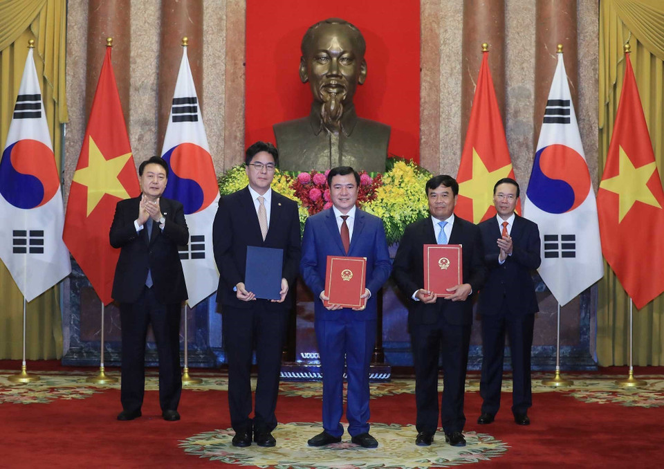 Chủ tịch nước Võ Văn Thưởng và Tổng thống Hàn Quốc Yoon Suk Yeol chứng kiến trao Tuyên bố chung về Thiết lập hệ thống trao đổi xuất xứ hàng hóa điện tử giữa Bộ Công Thương, Tổng cục Hải quan và Cơ quan Hải quan Hàn Quốc. (Ảnh: Thống Nhất/TTXVN)