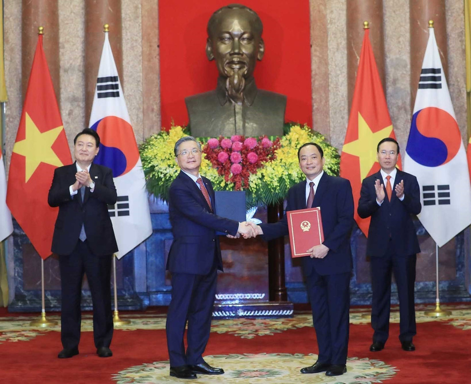 Chủ tịch nước Võ Văn Thưởng và Tổng thống Hàn Quốc Yoon Suk Yeol chứng kiến Lễ trao Bản ghi nhớ giữa Ủy ban nhân dân tỉnh Hưng Yên và Công ty Nhà ở và Đất đai Hàn Quốc về Chương trình Đối tác Tăng trưởng Đô thị. (Ảnh: Thống Nhất/TTXVN)