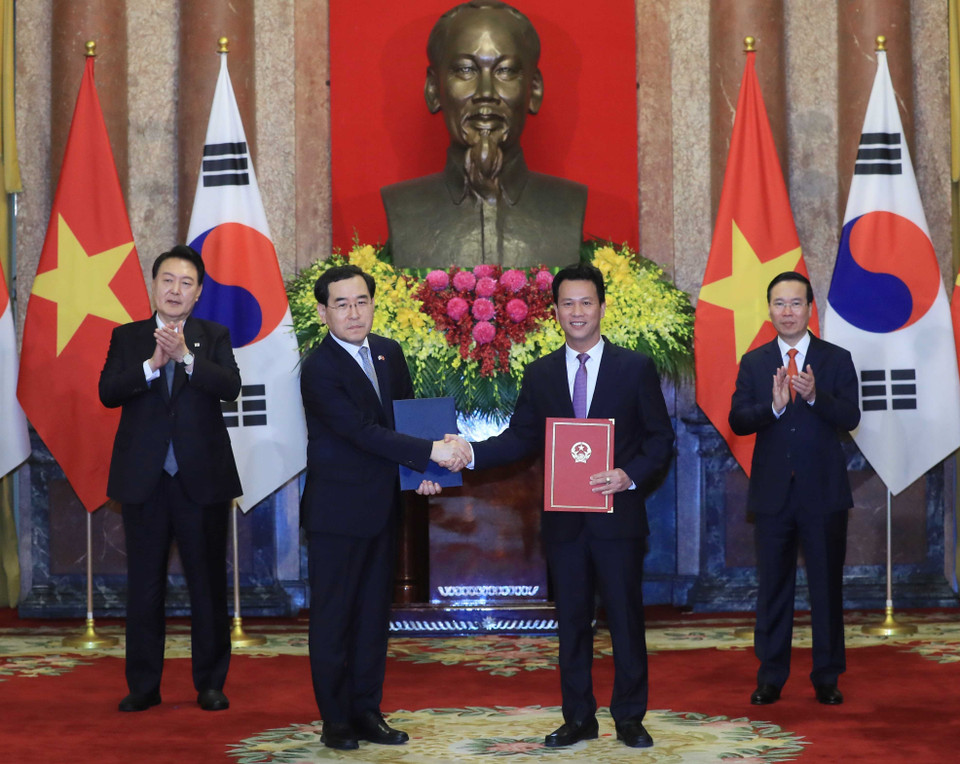 Chủ tịch nước Võ Văn Thưởng và Tổng thống Hàn Quốc Yoon Suk Yeol chứng kiến Lễ trao Bản ghi nhớ giữa Bộ Tài nguyên và Môi trường và Bộ Thương mai, Công nghiệp và Năng lượng Hàn Quốc về mở rộng hợp tác công nghiệp, năng lượng và triển khai Điều 6 của Thỏa thuận Paris. (Ảnh: Thống Nhất/TTXVN)