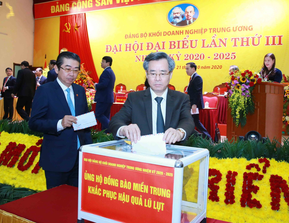 Đại biểu dự Đại hội ủng hộ đồng bào miền Trung khắc phục hậu quả thiên tai. (Ảnh: Phương Hoa/TTXVN)