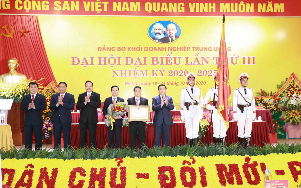 Ông Nguyễn Xuân Thắng, Bí thư Trung ương Đảng, Chủ tịch Hội đồng Lý luận Trung ương, Giám đốc Học viện Chính trị Quốc gia Hồ Chí Minh trao Huân chương Lao động Hạng Nhất cho Đảng bộ Khối Doanh nghiệp Trung ương. (Ảnh: Phương Hoa/TTXVN)