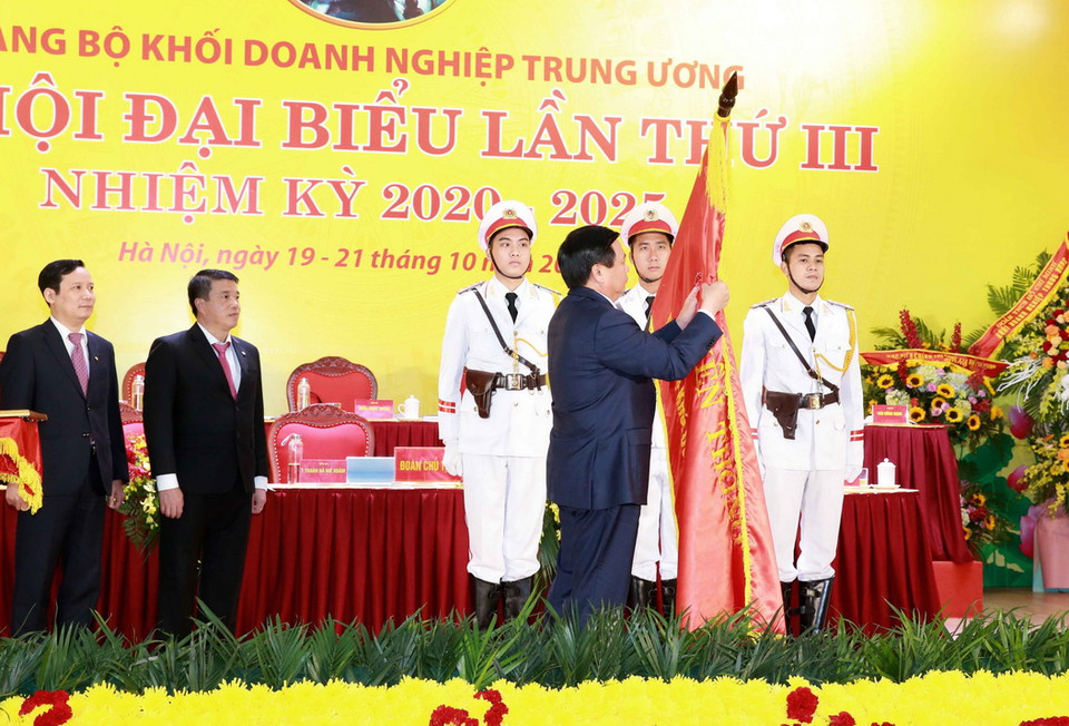 Đồng chí Nguyễn Xuân Thắng, Bí thư Trung ương Đảng, Chủ tịch Hội đồng Lý luận Trung ương, Giám đốc Học viện Chính trị Quốc gia Hồ Chí Minh trao Huân chương Lao động hạng Nhất cho Đảng bộ Khối Doanh nghiệp Trung ương. (Ảnh: Phương Hoa/TTXVN)