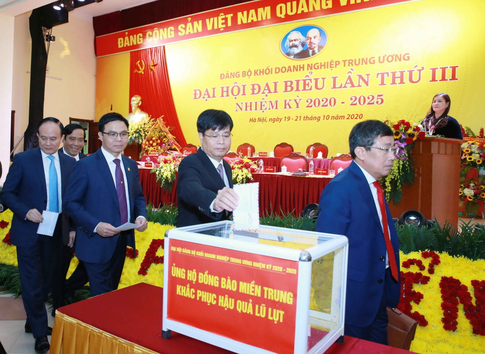 Đại biểu dự Đại hội ủng hộ đồng bào miền Trung khắc phục hậu quả thiên tai. (Ảnh: Phương Hoa/TTXVN)