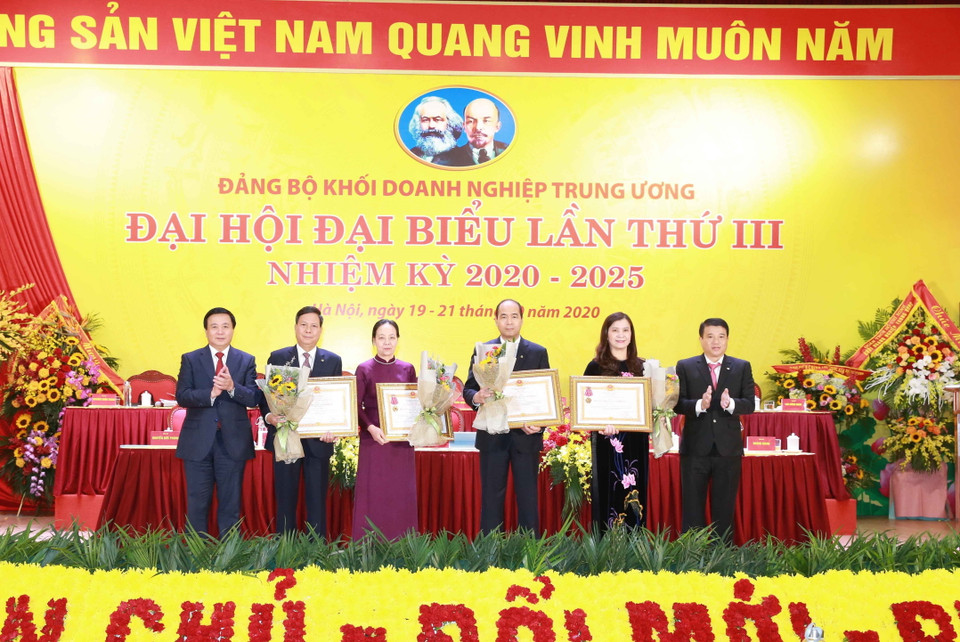 Ông Nguyễn Xuân Thắng, Bí thư Trung ương Đảng, Chủ tịch Hội đồng Lý luận Trung ương, Giám đốc Học viện Chính trị Quốc gia Hồ Chí Minh trao Huân chương Lao động cho các cá nhân có thành tích xuất sắc. (Ảnh: Phương Hoa/TTXVN)