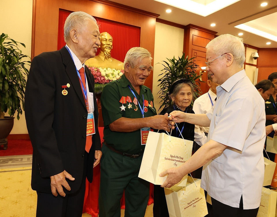 Tổng Bí thư Nguyễn Phú Trọng tặng quà cho các đại biểu người có công tiêu biểu toàn quốc. (Ảnh: Trí Dũng/TTXVN)