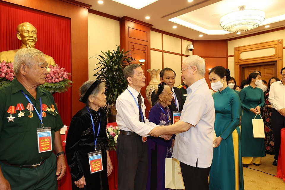 Tổng Bí thư Nguyễn Phú Trọng với Anh hùng Lực lượng vũ trang nhân dân, thương binh hạng 4/4 Lưu Nguyệt Hồng tỉnh Sóc Trăng. (Ảnh: Trí Dũng/TTXVN)